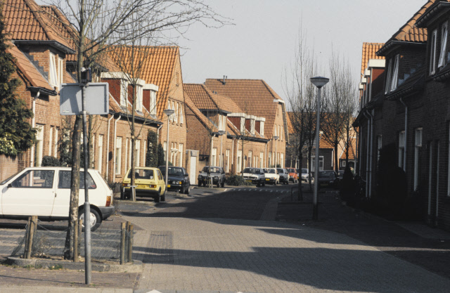 Bombazijnstraat 9-11-13 links woningen 1996.jpeg