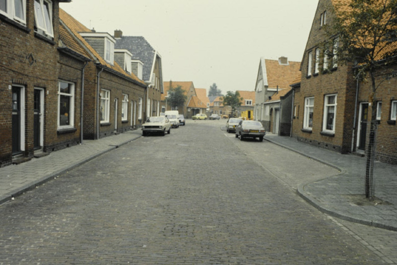 Bombazijnstraat 19-21 links woningen jaren 90.jpeg