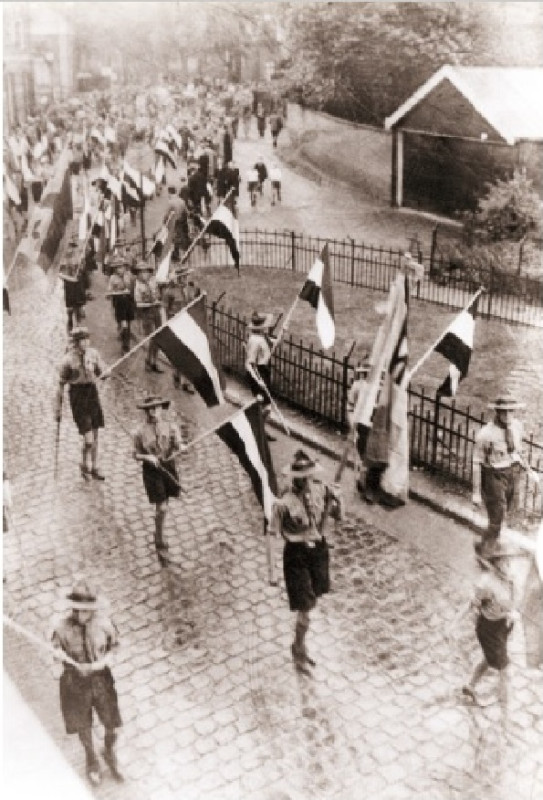 Molenstraat 94 Optocht tijdens Oranjefeest ( rechts Joodse Begraafplaats.) 16-9-1938.jpg