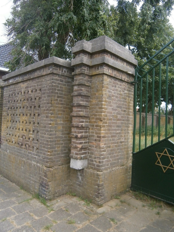 Kneedweg 70 detail poort Joods begraafplaats.JPG