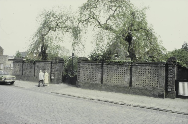 Kneedweg 70 Voorzijde Joodse Begraafplaats.jpg
