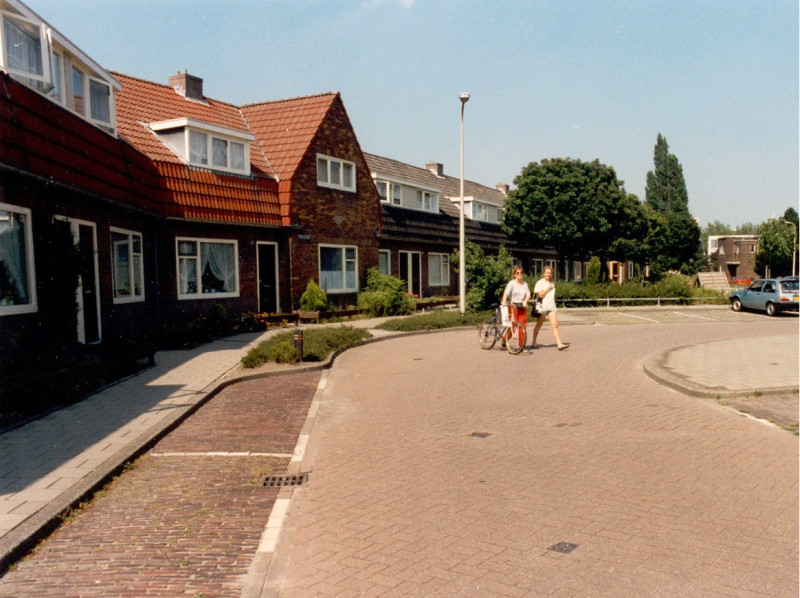 Borneostraat 17 Straatbeeld in de wijk het Getfert met de kruising met de Celebestraat en het plantsoen.jpg