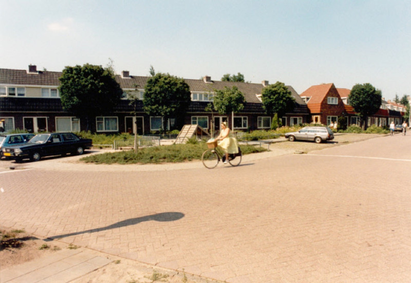 Borneostraat 27-35  Straatbeeld plein Borneostraat met Celebesstraat het Getfert.jpg