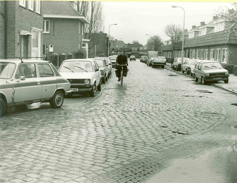 Borneostraat 69-79 rechts woningen bouwjaar 1926 links 42 bouwjaar 1950 foto april 1982.jpg