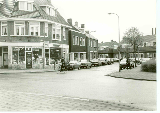 Borneostraat 69-79 rechts woningen bouwjaar 1926 foto april 1983 links hoek Beltstraat 80.jpeg