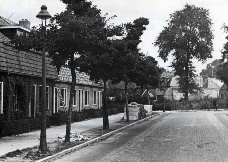 Borneostraat 73-79 richting Beltstraat met woningen van woningbouwvereninging Ons Huis. 1944.jpg