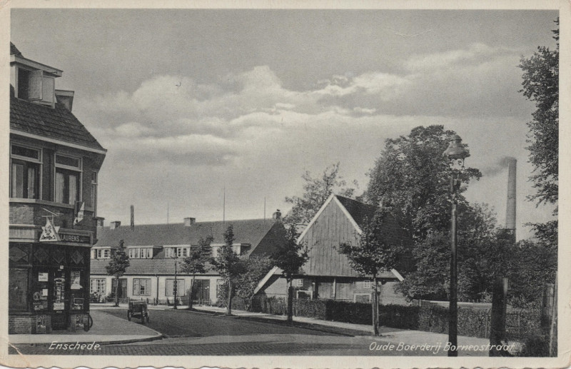 Borneostraat 73-79 Oude_boerderij links pand Laurens later fotograaf foto 1942.jpg