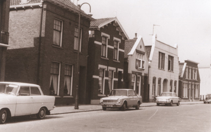 Borstelweg 30-32 links Voorzijde woningen aan de westelijke straatwand 1967.jpeg