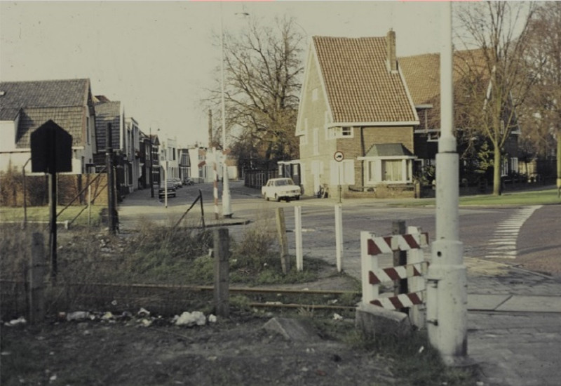 Borstelweg 64 links Nabij kruising met de Volksparksingel en spoorwegovergang. 26-1-1975.jpg