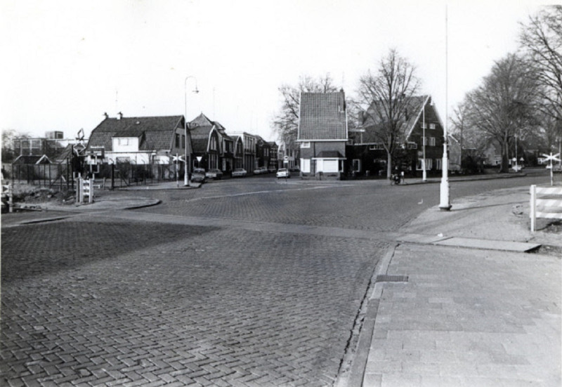 Borstelweg 64 links richting Parkweg met spoorwegovergang vanaf Volksparksingel febr. 1973.jpeg
