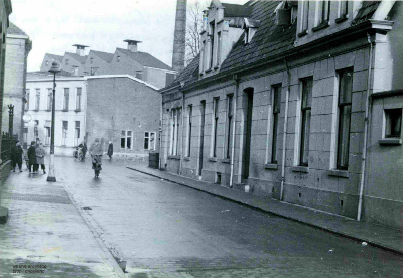 Brinkstraat 3-5  rechts Veenstraat. schoorsteen Textielfabriek Blenken 1944.jpg