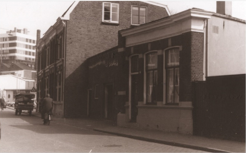 Brinkstraat 11-13-17 foto 1967 In dat lage huis woonde Nijhuis, portier bij Menko aan de overkant.jpg