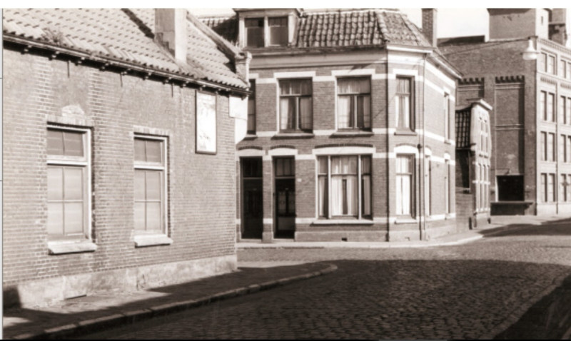 Brinkstraat 16-24 Links Beukinkstraat37-39. in noordelijke richting met fabriek Menko. 1955.jpg