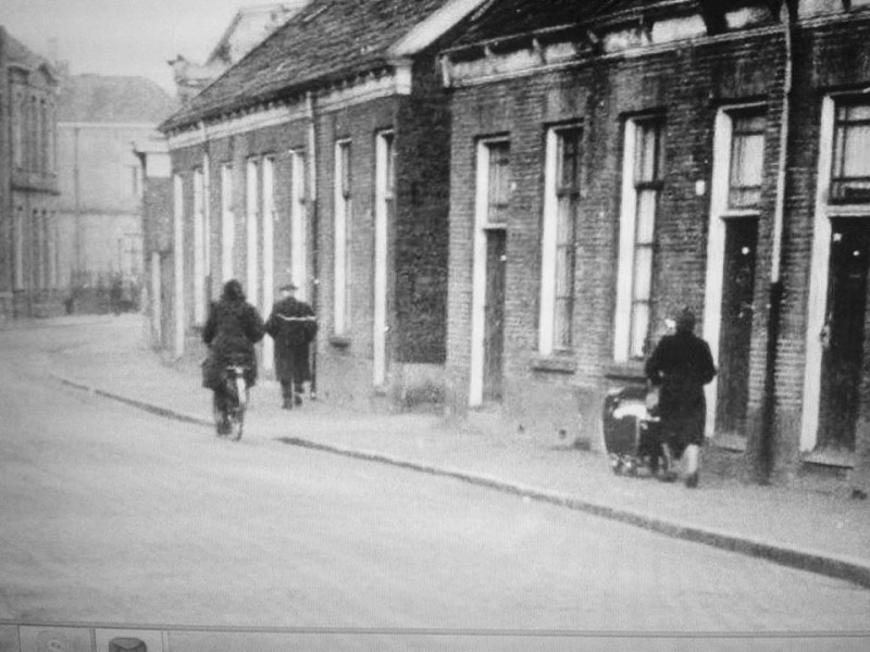 Brinkstraat 27-29-31 rechts en links de textielfabriek Menko daarnaast de jongensschool.jpg