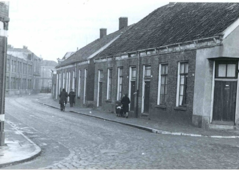 Brinkstraat 33-37 vanaf Beukinkstraat richting Veenstraat met op de achtergrond textielfabriek N.J. Menko N.V. jan. 1944.jpg