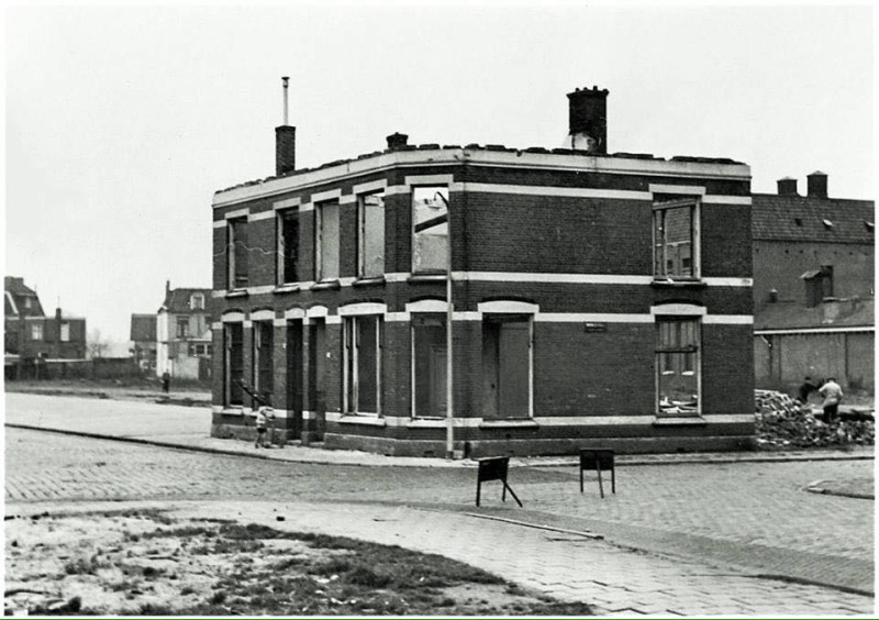 Brinkstraat 24 rechts hoek Beukinkstraat 37-39 links op de achtergrond pand Gevi aan Kalanderstraat 59.jpg