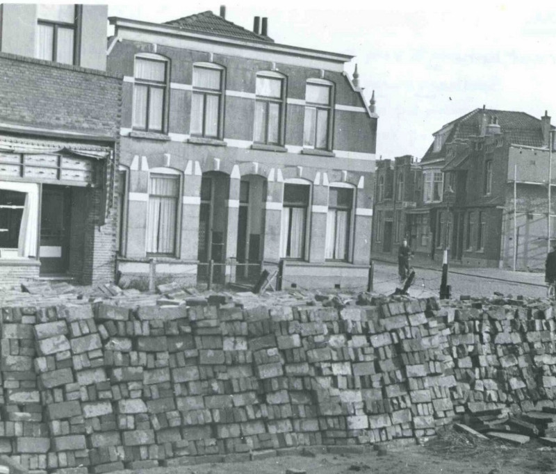 Brinkstraat 85 hoek Spelbergsweg. Links nr. 83 de oude slagerij van Vogel. jan. 1944.jpg