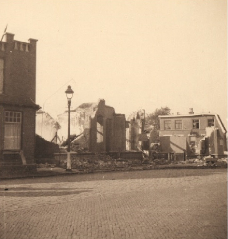 Brinkstraat 90 hoek Perikweg Bombardement 22 februari 1944.jpg