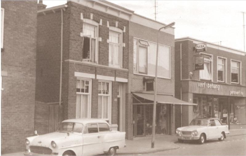 Brinkstraat 115-117  woningen en verf- en behangwinkel Perioverf N.V. en Meubelwinkel van de gebroeders Wermer. Zij hadden hun werkplaats aan de achterkant, te bereiken vanuit de Rietmolenstraat 1967.jpg