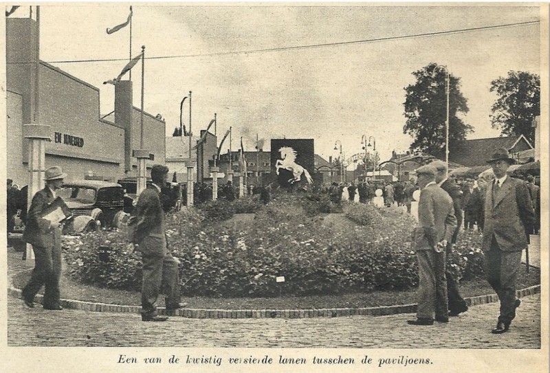 Eén van de kwistig versierde lanen tusschen de paviljoens .jpg