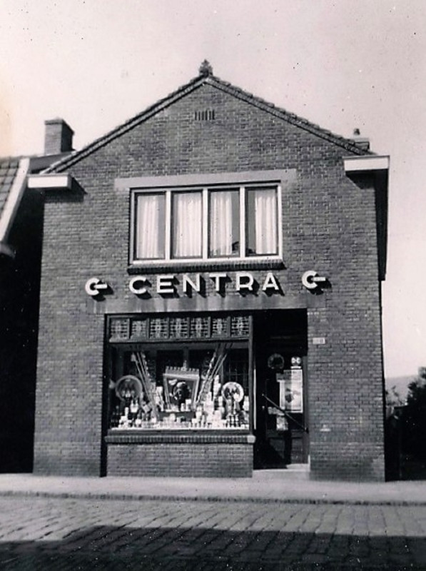 Brinkstraat 180 Centra winkel Willem Hof eerder kruidenier R. Niessink.jpg