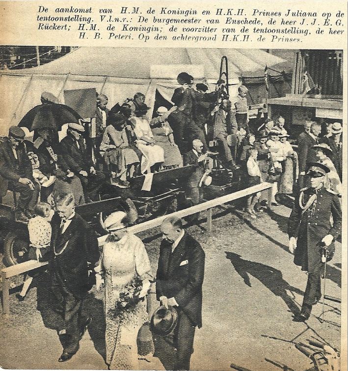 De aankomst van H.M. de Koningin en H.K.H. Prinses Juliana op de tentoonstelling.jpg