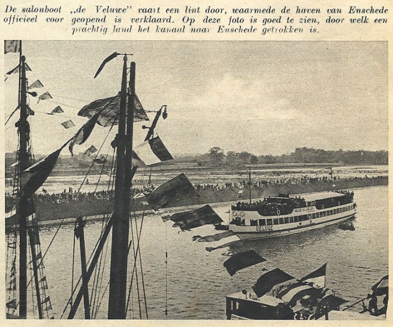 De salonboot 'de Veluwe' vaart een lint door, waarmede de haven van Enschede officieel voor geopend is verklaard.jpg