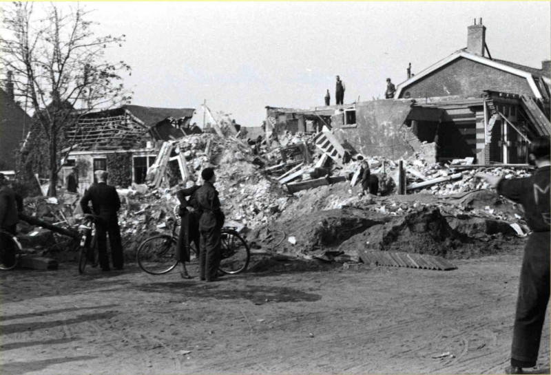 Brinkstraat 190 Hoek Javastraat. Getroffen huizen na bombardement van 10.10.1943.jpg