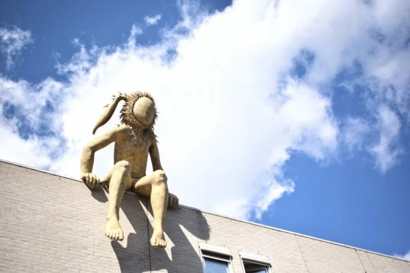 Van Essengaarde 10 Artez conservatorium kunstwerk op dak Pan is half mens, half dier.jpg