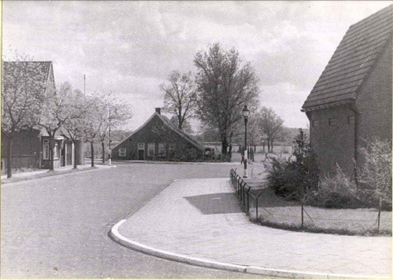 Brinkstraat 255 links en midden 256-258 boerderij  gesloopt in 1953.jpg