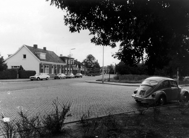 Brinkstraat 257-259-261-263 vanaf de splitsing  Malangstraat woningen en Café Lutje Berenbroek op de hoek van de Preangerstraat.jpeg