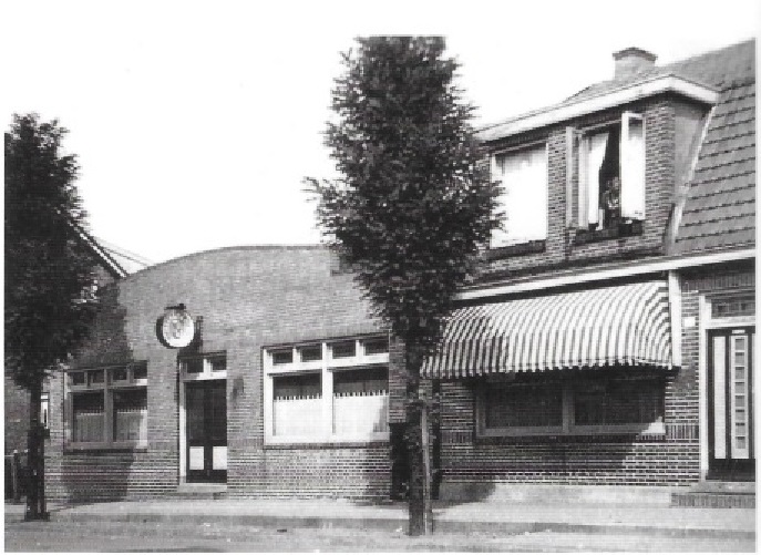 Brinkstraat 301-303 cafe ´n Kloet´n van F.G. Kluten in 1937 overgenomen door Johan Vrieler.jpg