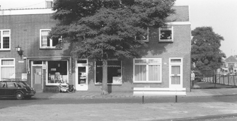 Brinkstraat 303-305-307 kruidenierswinkel Schouwink  In 1972 werde de zaak gesloten en kwam er een stoffenwinkel in dit pand. Nu is er de Afro Hair & Beautysalon gevestigd..jpg