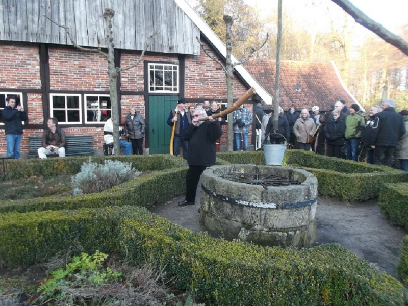 Van Heeksbleeklaan 68 Abraham Ledeboerpark Lammerinkswönner Midwinterhoornblazen 14-12-2014.JPG