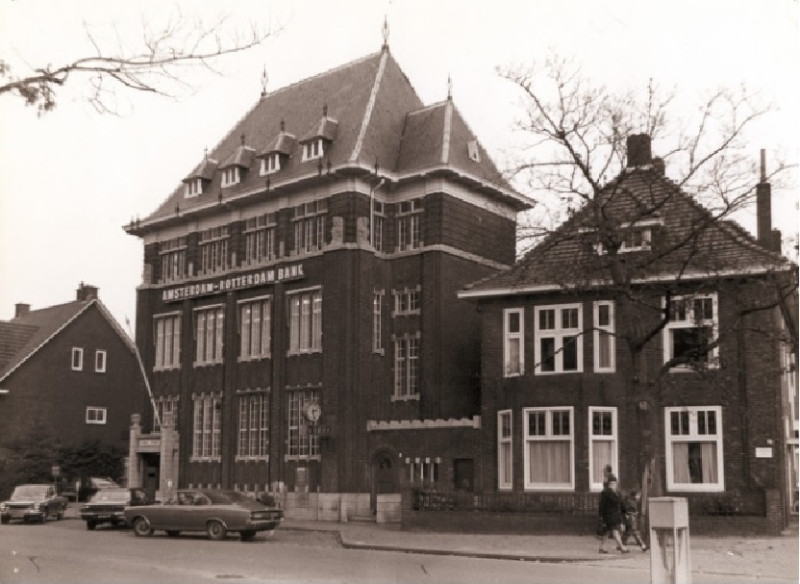 Piet Heinstraat 2 en 4-8 AMRO bank vroeger Incassobank 1972.jpg