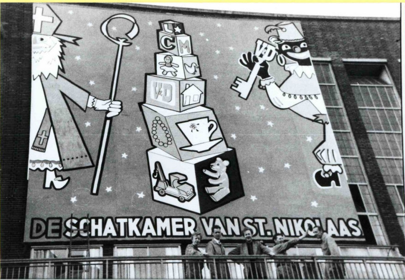 Hengelosestraat 1 Vroom & Dreesmann wordt in sinterklaas sfeer gebracht (achterkant pand) nov. 1958..jpg