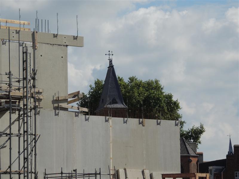Let op de torentjes, rechtsonder die van de voormalige Doopsgezinde kerk. Nu al jaren een disco