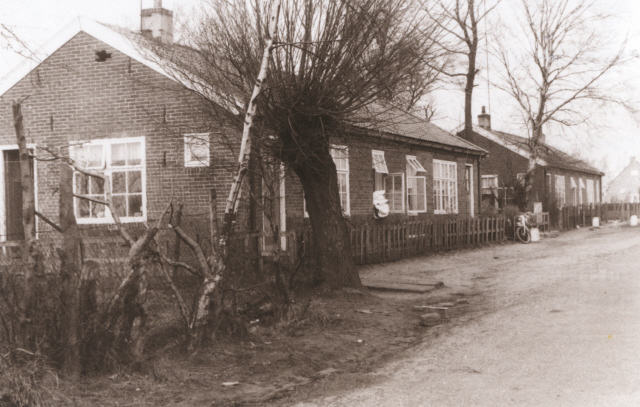 Broekheenseweg 100-104 woningen tussen Schouwinkshoeveweg en Bultsveldmaatweg; gezien vanaf de Schouwinkshoeveweg.jpeg