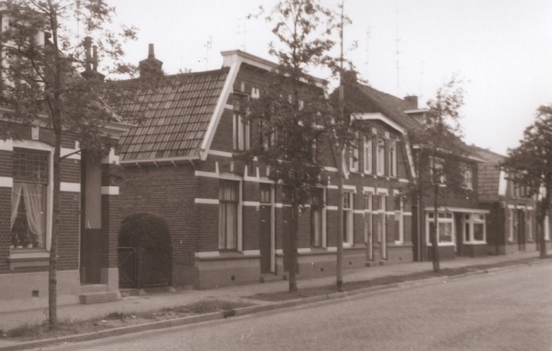 Broekheurnerweg 52-54 woningen foto 1967.jpg