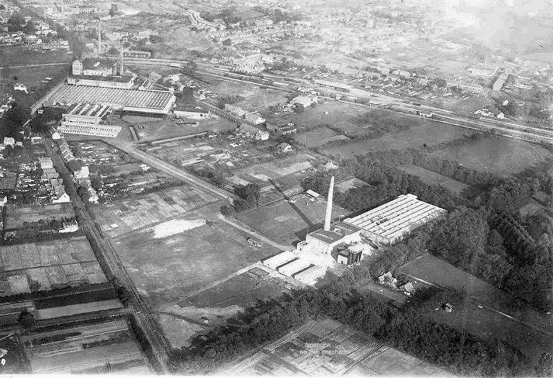 Broekheurnerweg 84 pand Altin Verzekeringen. het stond er al ver voor de aanleg van de singel. Op deze foto links van het midden aan de Broekheurnerweg. De fabrieken boven en beneden zijn van Jannink...jpg