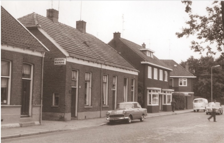 Broekheurnerweg 85-87-89 Voorzijde woningen met drukkerij Boersma 1967.jpg