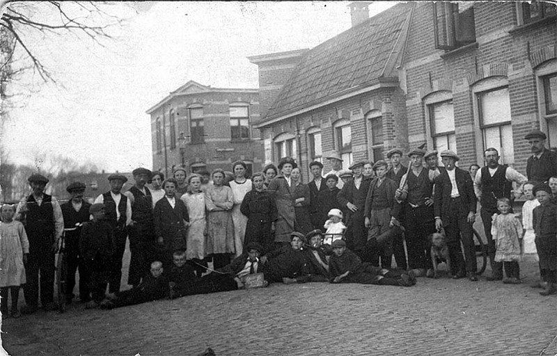 Broekheurnerweg 190 nu Weth Elhorststraat rechts Burg Jacobsstraat. hoekpand met dakkapel kruidenier Reimerink.jpg