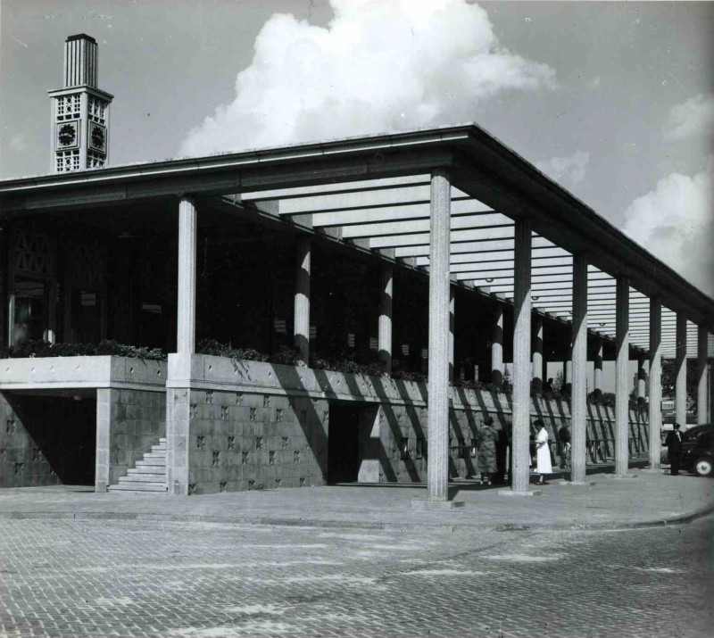Stationsplein 33 NS-stationsrestauratie zij ingang, terras en ingang fietsenkelder. 1952.jpg