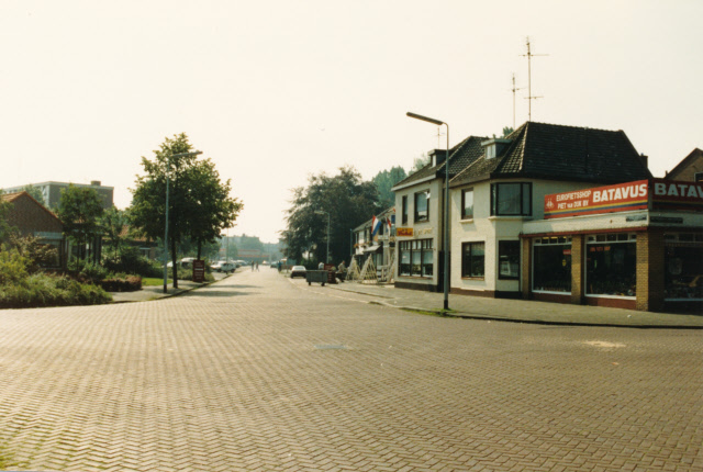 Wethouder Gerbertstraat 6 Café restaurant De Sport. (met rechts winkel Eurofietsshop Piet van Dijk en links winkel Joostens Behang Glas). juli 1987.jpeg