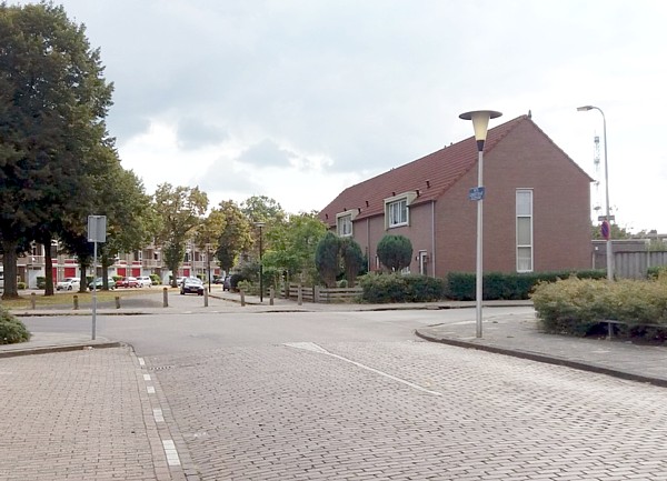 Burgemeester van Veenlaan 204-208 vanaf Wethouder Gerbertstraat vroeger Broekheurnerweg.jpg