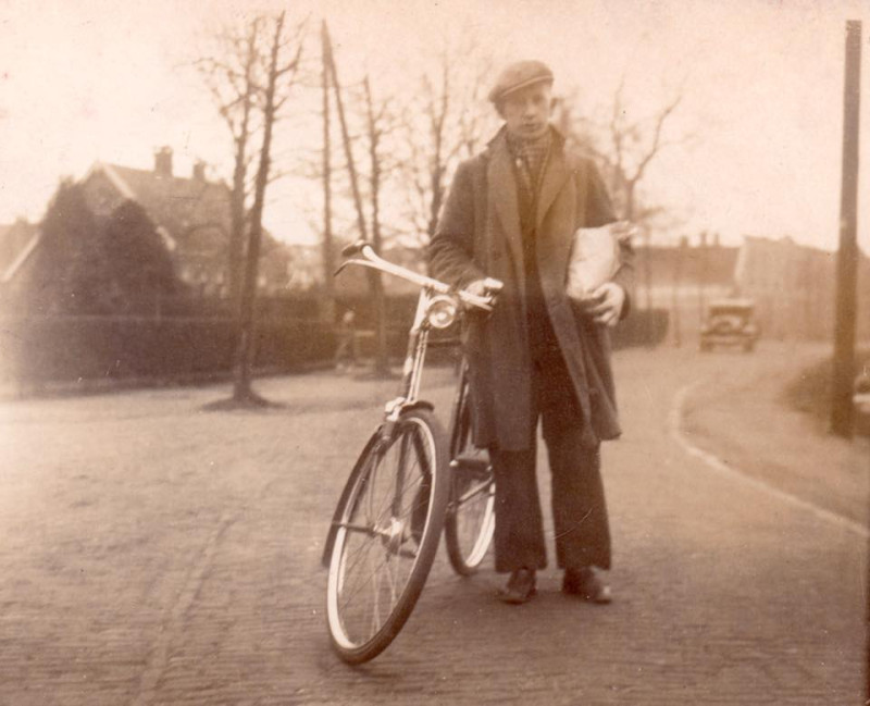 Broekheurnerweg nu Wethouder Elhorstrstraat Jan Tiecke thv Ypkemeulenstraat, in de verte links de Helenastraat 1943 jan Tiecke woonde Broekheurnerweg 388.jpg