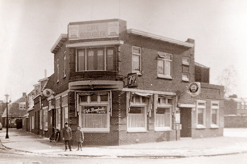 Brouwerijstraat 2-8 hoek Deurningerstraat. In het hoekpand cafe Roombeek.jpg