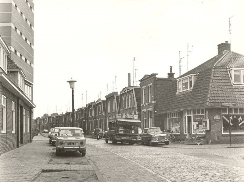 Brouwerijstraat 16-24 richting Nieuwlusstraat links Moutstraat rechts Reumerschoolstraat Rechts groentewinkel De Zee.jpg