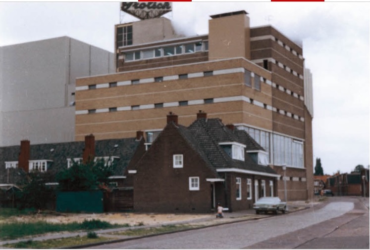 Brouwerijstraat 21-23 Zicht op woningen en brouwerij Grolsch (hoofdgebouw). 1978.jpg