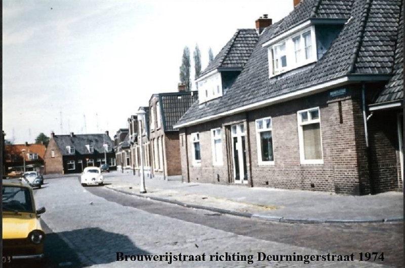 Brouwerijstraat 17-23 Woningen van De Volkswoning met op de achtergrond Deurningerstraat 1974.jpg